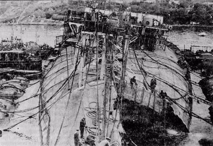 Từ đêm 29/10/1955, trong một thời gian dài tồn tại câu hỏi: nguyên nhân nào đã khiến chiến hạm bị chết máy? Đêm đó tiếng nổ nào đã vang lên? Ủy ban điều tra thảm họa cho rằng con tàu vướng phải một quả thủy lôi đặt dưới đáy trong Chiến tranh Vệ quốc Vĩ đại.
