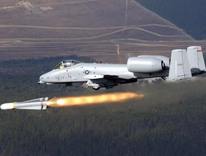 A-10 là loại chiến đấu cơ chuyên đánh mục tiêu mục đất đáng sợ nhất của Mỹ. Mặc dù ra đời đã lâu, nhưng những chiếc máy bay này vẫn rất hữu dụng và là bạn đồng hành đáng tin cậy của thủy quân lục chiến Mỹ.