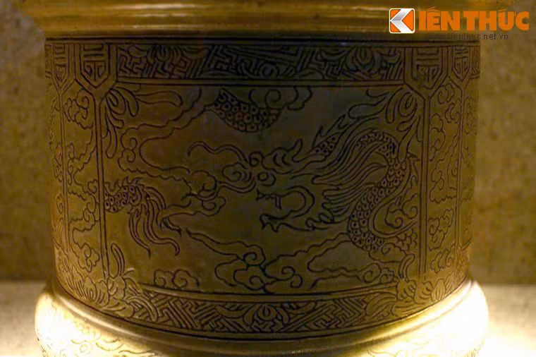Hình rồng trên khay thờ trang trí từ linh (long, li, quy, phụng) làm bằng gốm men trắng, có từ thời nhà Nguyễn (thế kỷ 19), sản xuất tại làng gốm Bát Tràng, Hà Nội.