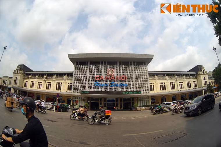 Tòa nhà chính của nhà ga dài gần 200 mét, gồm ba tầng. Theo đánh giá của giới kiến trúc đô thị, ga Hà Nội là một trong những công trình quan trọng nhất trong việc tạo điểm nhấn cho quy hoạch Hà Nội giai đoạn nửa đầu thế kỷ 20.