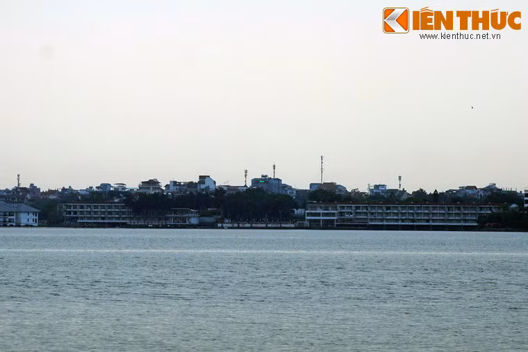 Nhìn từ xa, khách sạn giống như một bông sen khiêm nhường, điểm xuyết, làm đẹp chứ không lấn át cảnh quan hồ Tây. Có thể nói, đây là một trong những khách sạn có địa thế đẹp nhất Hà Nội.