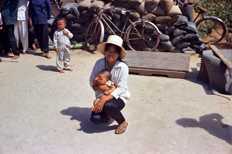 Chị của chú rể và cậu con trai.