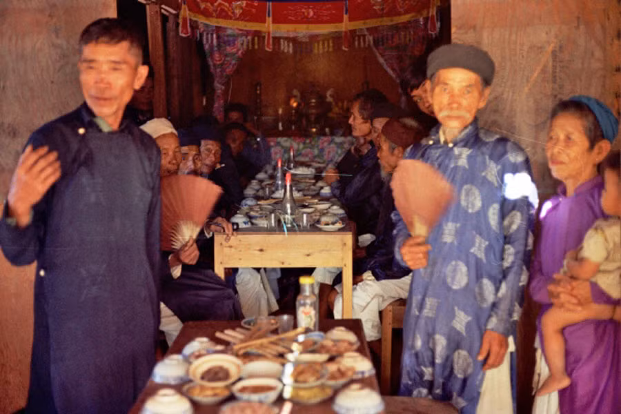 Khung cảnh tại tiệc cưới. Gian trong cùng là bàn thờ gia tiên.