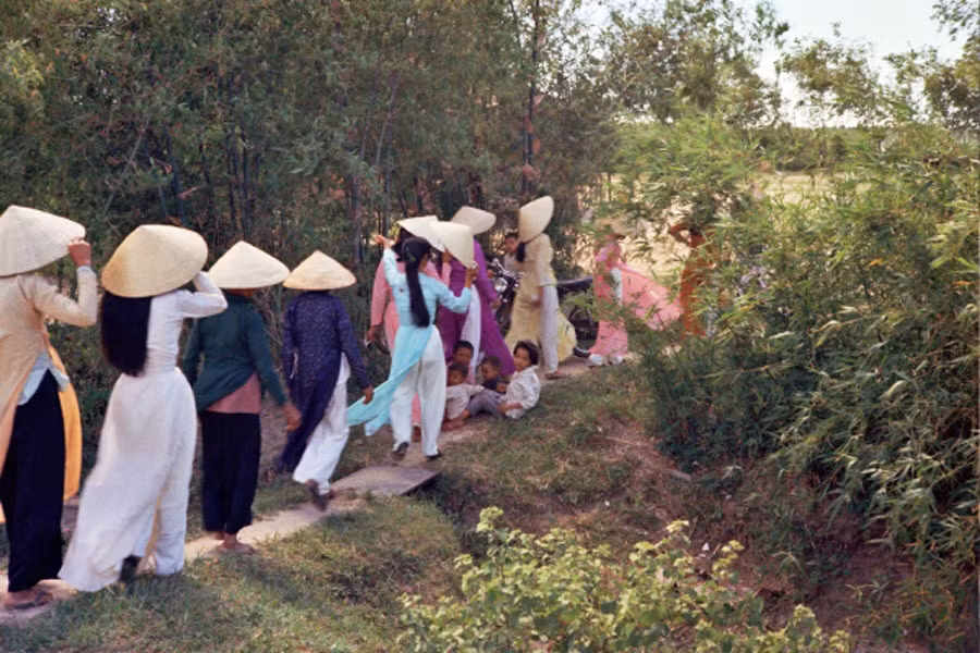 Đoàn của nhà cô dâu rời khỏi nhà chú rể sau tiệc cưới.