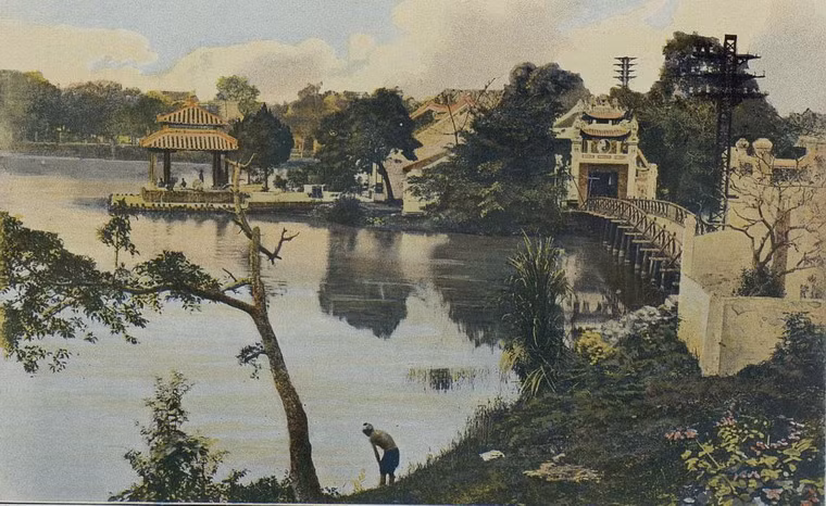 Đền Ngọc Sơn và cầu Thê Húc ở hồ Hoàn Kiếm, Hà Nội năm 1903.