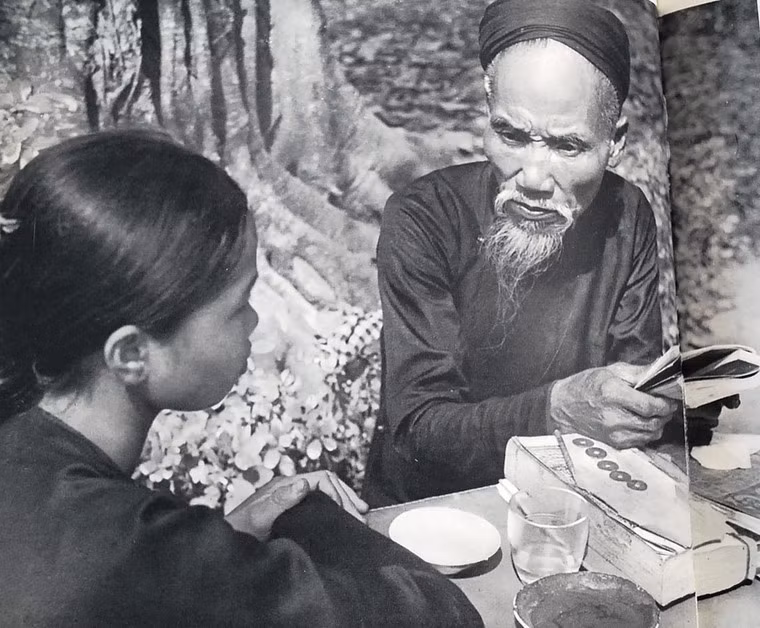 Thầy bói xem quẻ cho một nữ khách trẻ tuổi, đầu thập niên 1960. Ảnh: J. P. Dannaud.