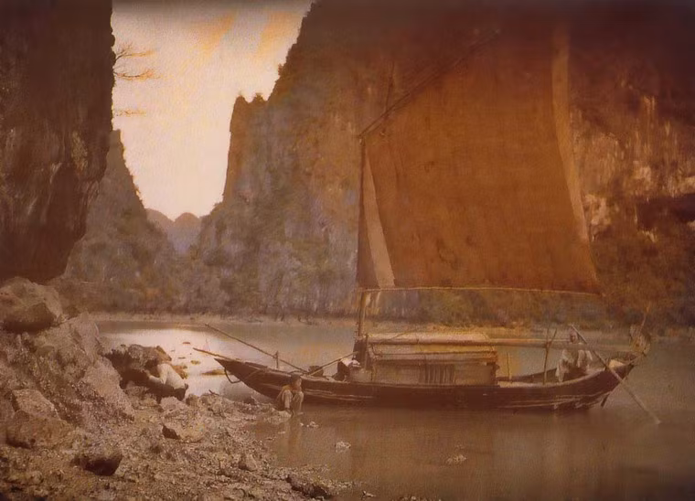 Thuyền trên vịnh Hạ Long, 1916.