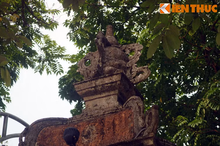 Trên đỉnh tháp trang trí bầu hồ lô, biểu tượng của phước lành trong Phật giáo và Lão giáo.