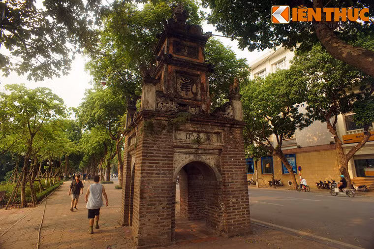 Tháp được xây bằng gạch, cao ba tầng, mặt bàng hình tứ giác, tầng một có bốn cửa nên còn được gọi là "tứ môn tháp".