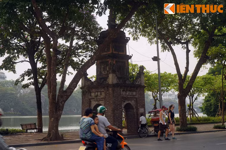 Chùa có vị trí đắc địa của kinh kỳ với mặt tiền hướng ra hồ Hoàn Kiếm, phía sau giáp bờ sông Hồng, dọc ngang có 36 nóc nhà.