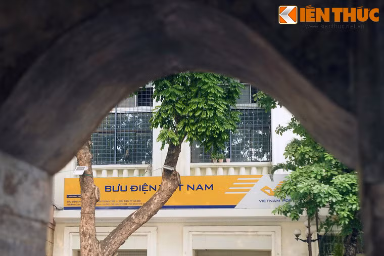 Năm 1889, thực dân Pháp đã phá chùa Báo Ân để xây phủ thống sứ và tòa nhà bưu điện (nay là Nhà khách chính phủ và Bưu điện Hà Nội).