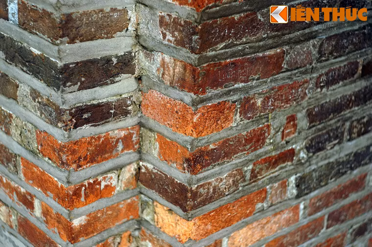 Có lẽ, tháp Hòa Phong đã may mắn không bị phá bỏ vì nằm ở ngoài khuôn viên chùa.