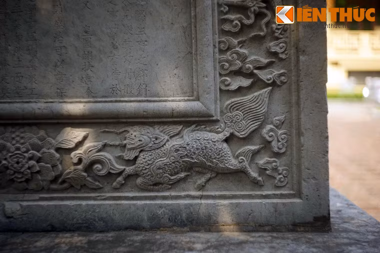 Và các họa tiết khác như long mã, hoa mẫu đơn, cúc, băng lá đề kép, vân mây hình khánh...
