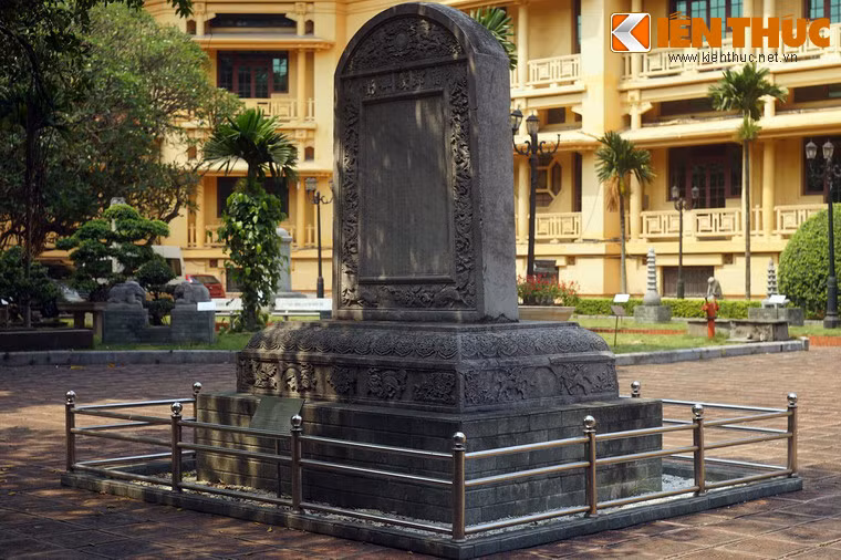 Tấm bia đá cổ này được dựng năm thứ tư niên hiệu Vĩnh Trị đời vua Lê Hy Tông (1679. Bia tạc từ đá, có hình chữ nhật, trán cong hình bán nguyệt, kích thước: Cao: 213 cm; ộng: 146 cm; dày: 34cm.