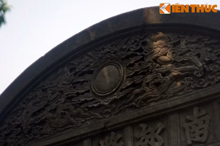 Có thể nào, tấm bia điện Nam Giao ẩn chứa trong mình một ý nghĩa lịch sử sâu sắc, khi đã trải qua nhiều thế kỷ, chứng kiến nhiều sự đổi thay của lịch sử đất nước, là vật chứng lịch sử về những giá trị thiêng liêng của quốc lễ truyền thống.