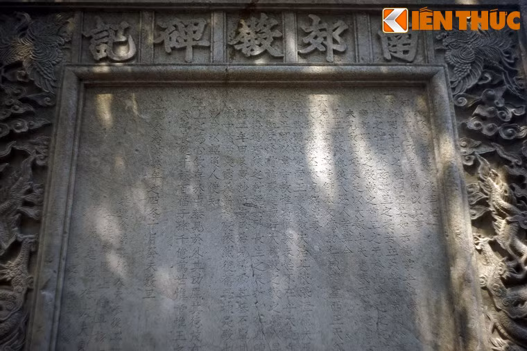 Mặt trước của bia khắc bài minh bằng chữ Hán, do TS Nguyễn Tiến Triều soạn thảo, TS. Hồ Sĩ Dương nhuận chính.