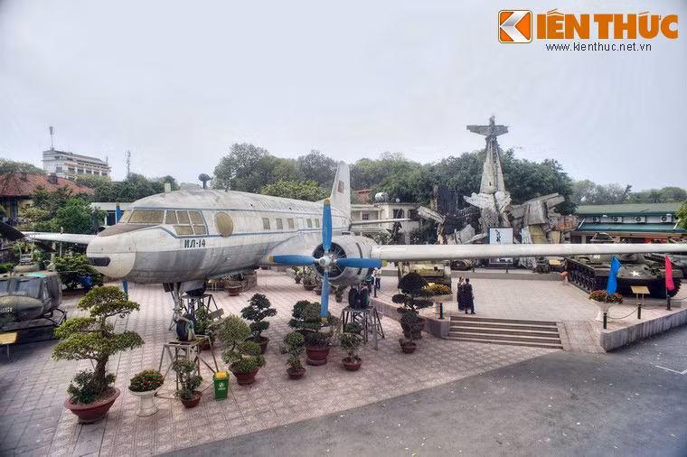 Ilyushin IL-14 là một loại máy bay chở hàng quân sự và hành khách thương mại hai động cơ của Liên Xô cất cánh lần đầu năm 1950 và đi vào phục vụ năm 1954. Năm 1958, Chính phủ Liên Xô tặng đã tặng Chủ tịch Hồ Chí Minh một chiếc máy bay IL-14.