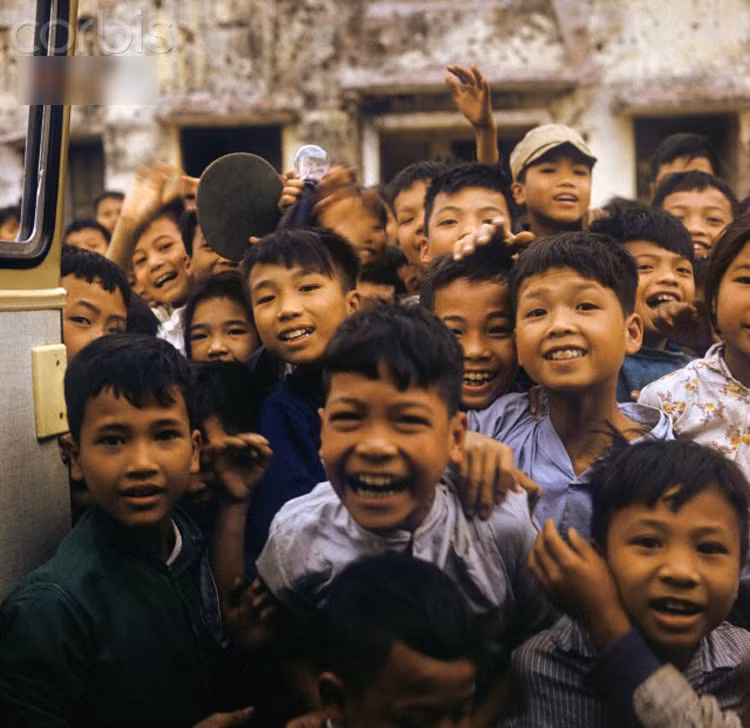 Trẻ em tại một ngôi trường ở Nghi Tàm cười phấn khích khi được chụp ảnh, Hà Nội năm 1973.