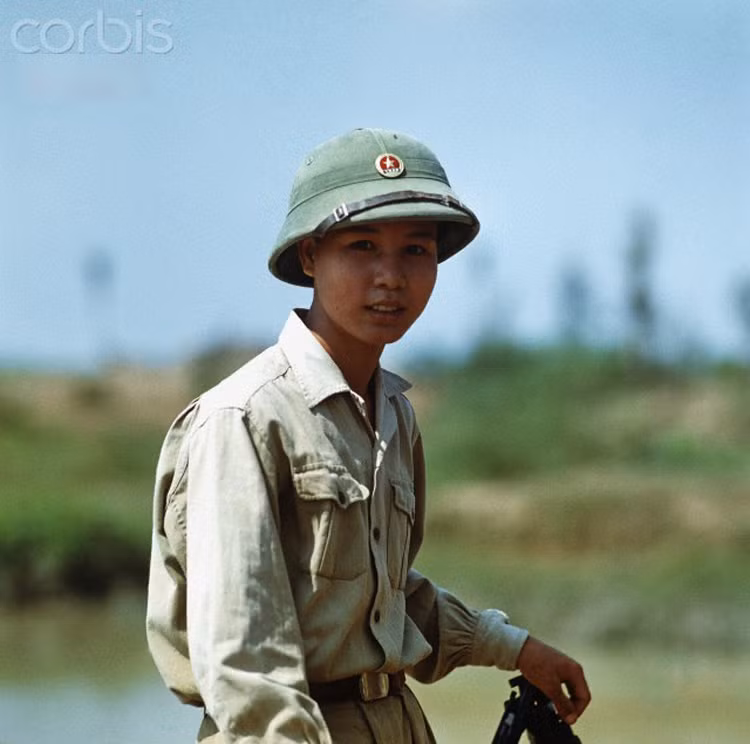 Một thanh niên xung phong làm nhiệm vụ xây cầu tạm bên một bờ sông ở Đồng Hới, Quảng Bình.