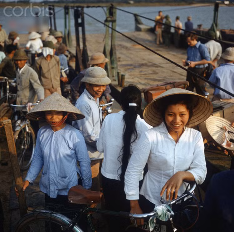 Trên một chuyến phà ở phía Đông Nam Đồng Hới, Quảng Bình.