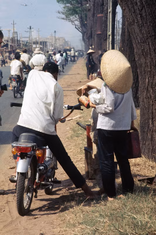 Những người bán xăng lưu động bên lề đường.
