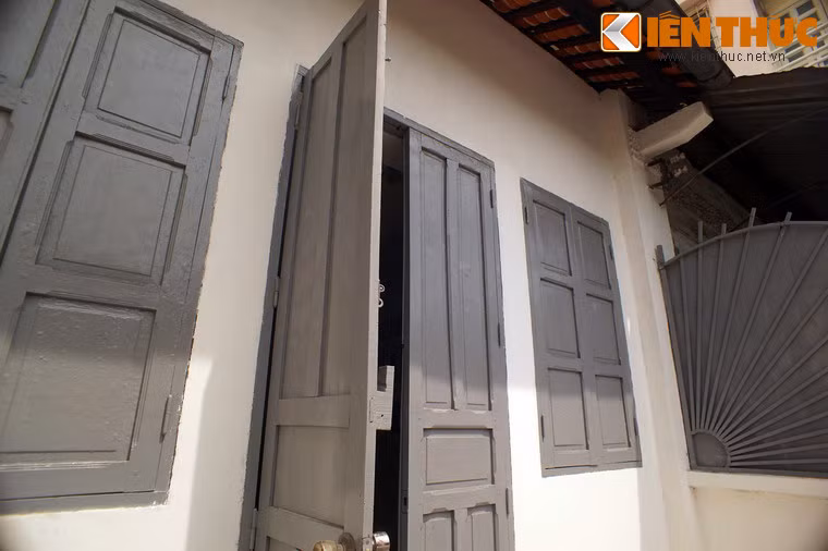 Trên lầu có ban công rộng 2 mét x 4 mét, cửa ra ban công bằng gỗ.