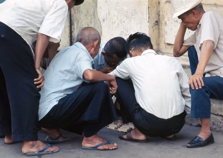 Các bô lão tụ tập chơi cờ trên phố.