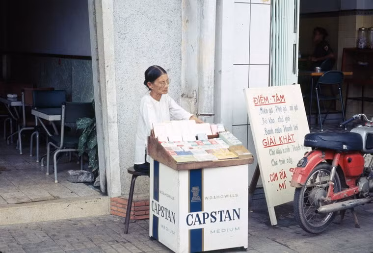 Một cụ bà bán thuốc lá trên vỉa hè Sài Gòn.