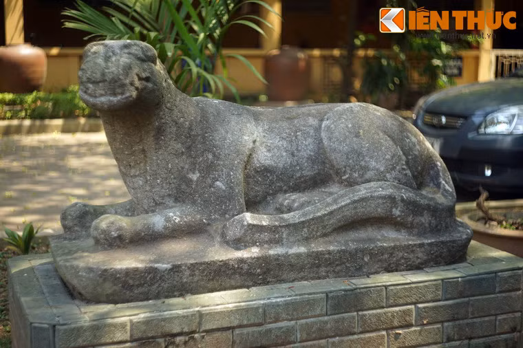 Tượng được tạo khối đơn giản nhưng vẫn toát lên sự sinh động, lột tả được vẻ dũng mãnh của vị chúa sơn lâm trong tư thế rất thư thái.