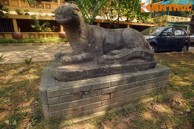 Bảo tàng Lịch sử Quốc gia Việt Nam là nơi đang lưu giữ một bức tượng hổ cổ xưa được đánh giá là đặc sắc bậc nhất Việt Nam. Đó là bức tượng hổ có niên đại từ thế kỷ 13-14, được đưa về từ lăng mộ Thái sư Trần Thủ Độ ở xã Liên Hiệp, huyện Hưng Hà, tỉnh Thái Bình.