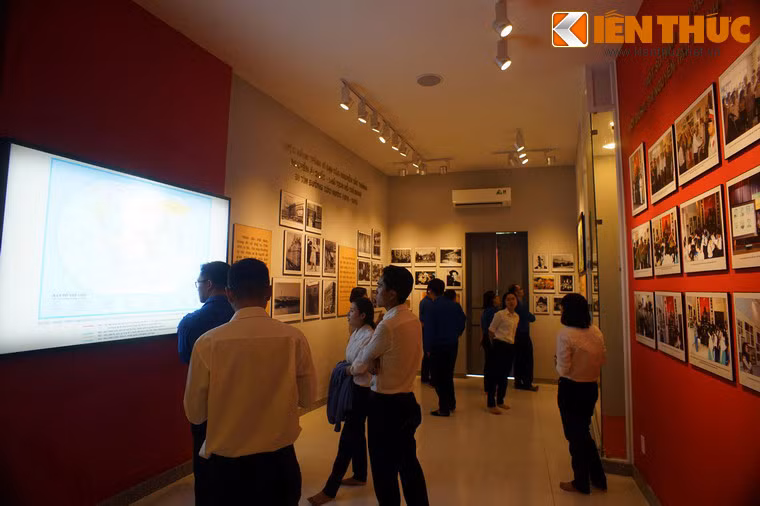 Trong thời gian sống ở khu nhà đường Bến Testard, Bác Hồ thường gặp gỡ một số nhà nho yêu nước đương thời, Người khâm phục cụ Đề Thám, cụ Phan Châu Trinh, cụ Phan Bội Châu nhưng không hoàn toàn tán thành cách làm của một người nào cả mà muốn tìm một con đường riêng.