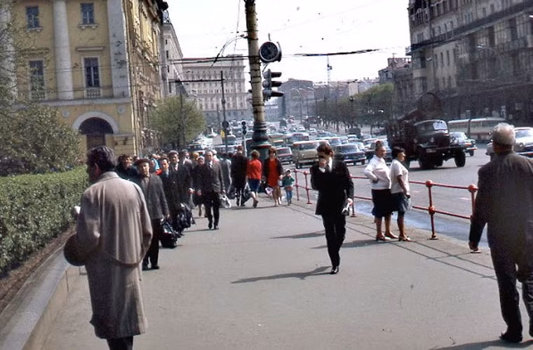 Một con phố trung tâm đông đúc xe cộ và người đi bộ ở Moscow. Ảnh VT