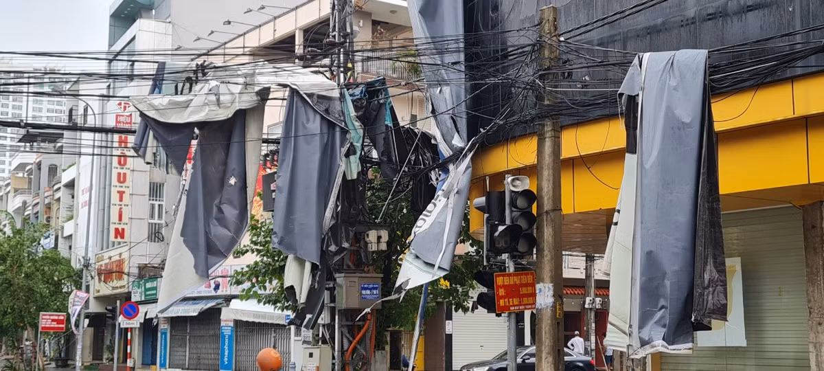Hinh anh moi nhat tai Da Nang khi bao Noru di qua