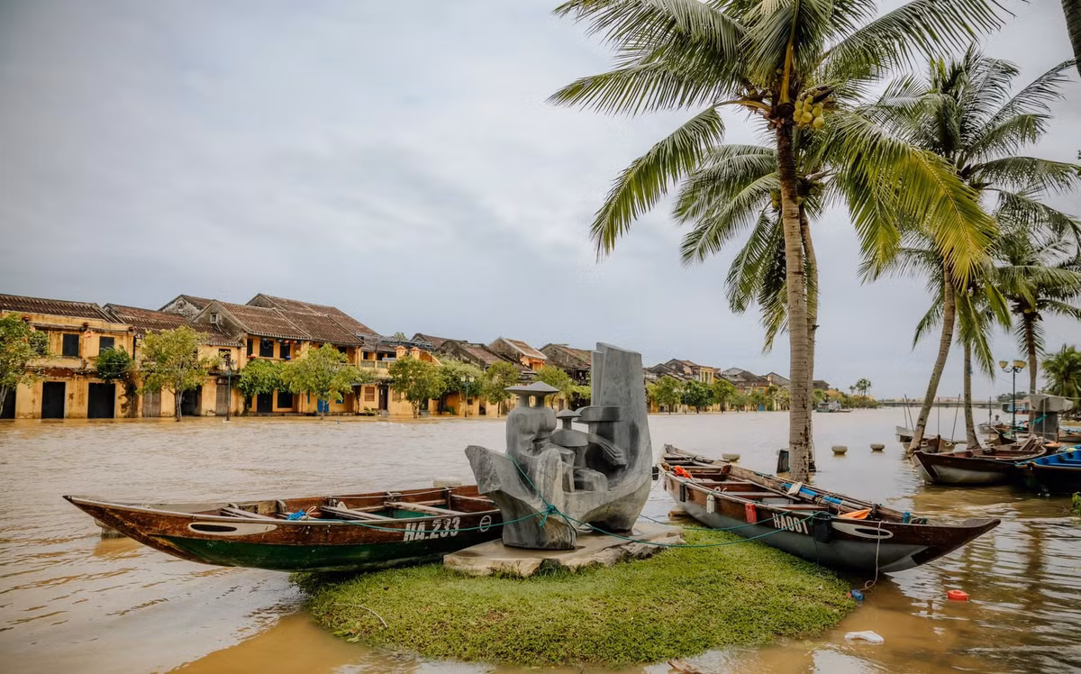 Tàu thuyền được neo đậu bên sông.