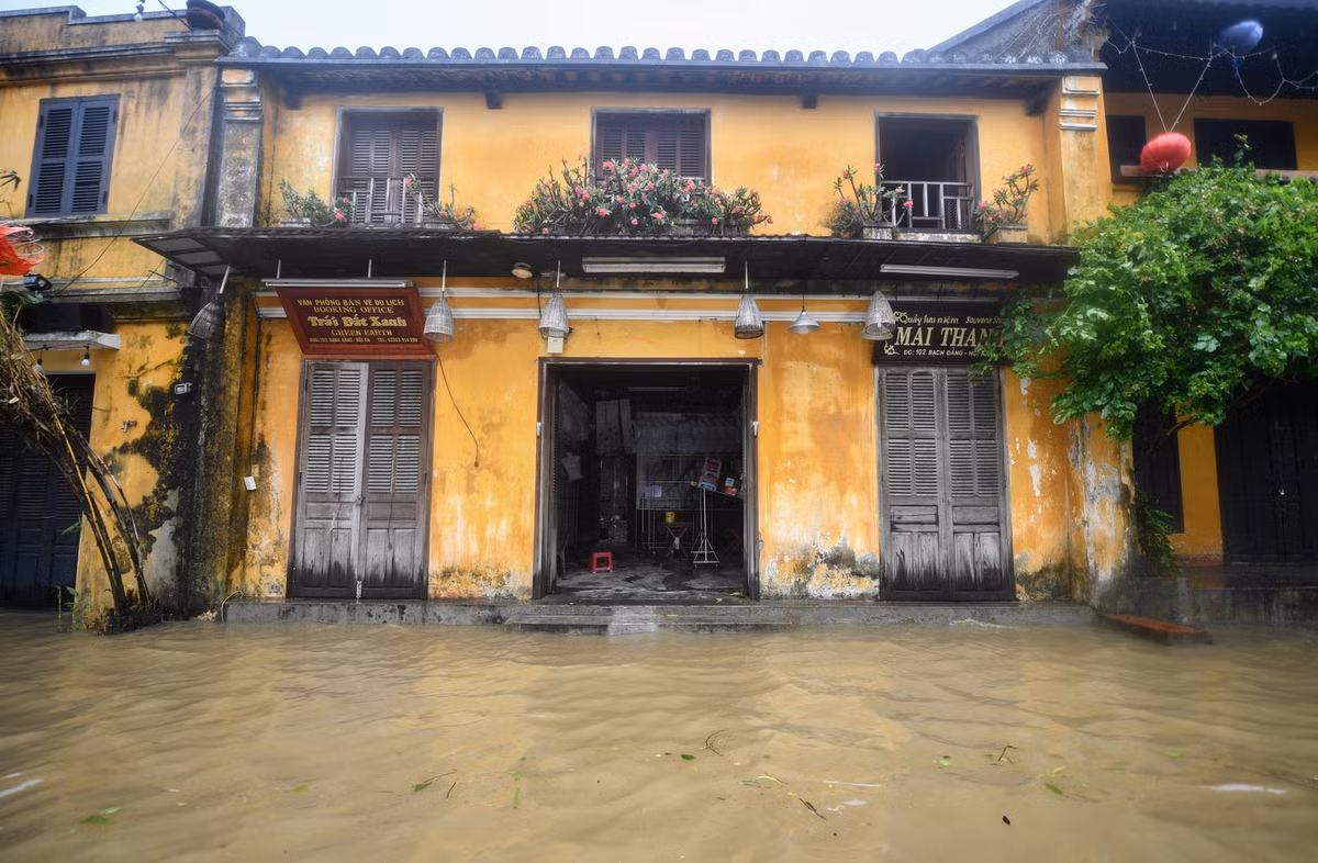 Thường ngày, đây là khu vực thu hút đông du khách đến tham quan, giờ không phân biệt đâu là sông, đâu là đường phố. 