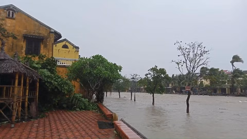 Các tuyến đường nằm gần sông thường xuyên chịu cảnh ngập nặng khi mưa lớn.