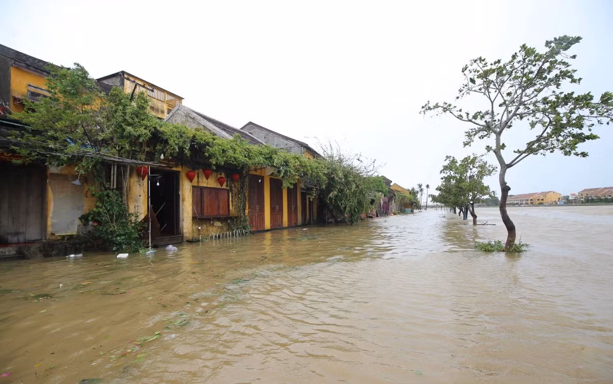 Khu vực ven sông Hoài, Hội An từ sáng 28/9 mênh mông biển nước.