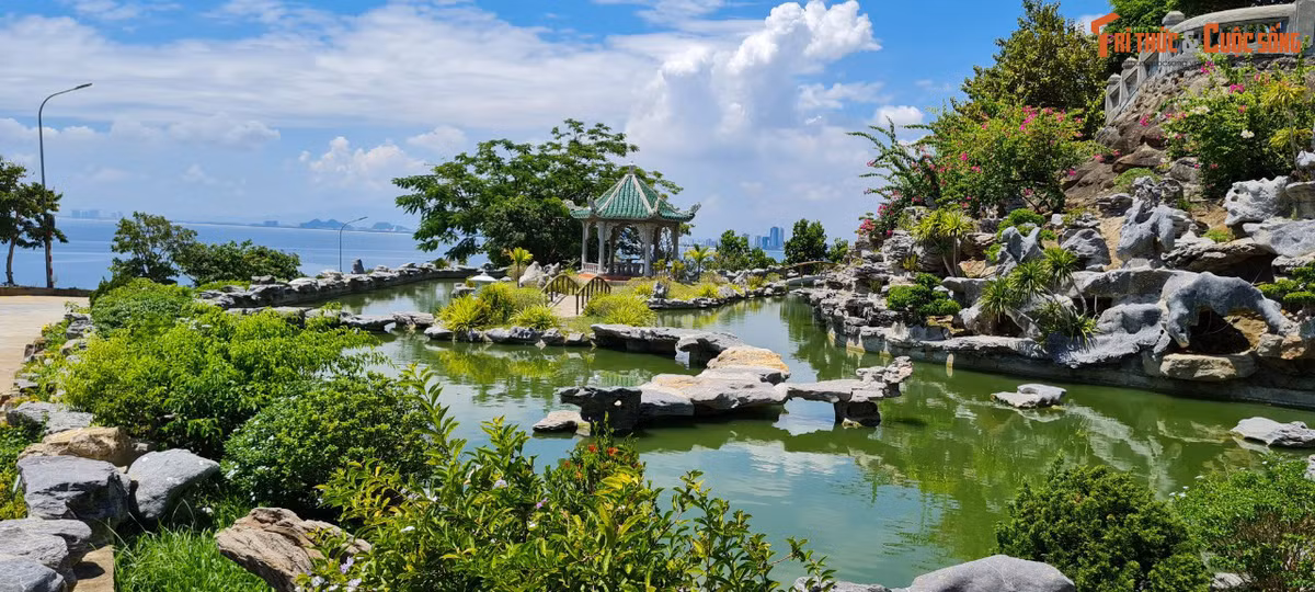 Chùa Linh Ứng Sơn Trà còn là nơi giao hòa giữa biển trời với núi sông trong khoảng không trầm lặng, với tiếng vỗ rì rầm của biển cả.