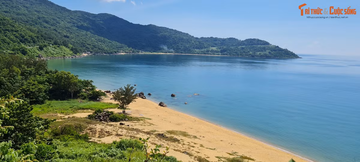 Cảnh quan hoang sơ như chưa từng có bàn tay con người chạm vào, mang vẻ đẹp tự nhiên.