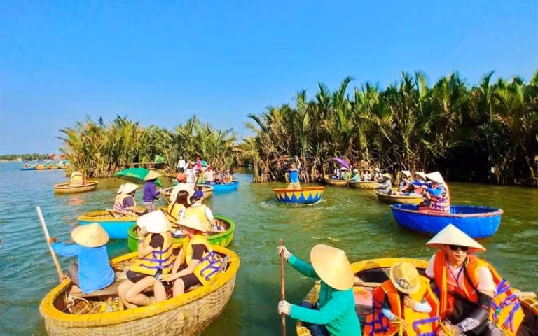 Trước đây, khu vực này có khoảng 7 mẫu dừa tự do sinh sôi nảy nở nên được đặt tên là rừng dừa Bảy Mẫu.