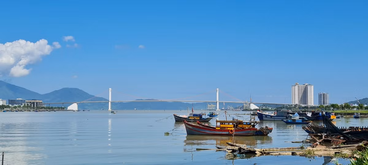 Và điểm nhấn cuối cùng trên dòng sông Hàn nên thơ là cầu Thuận Phước – cầu treo dây võng hiện đại và dài nhất Việt Nam.