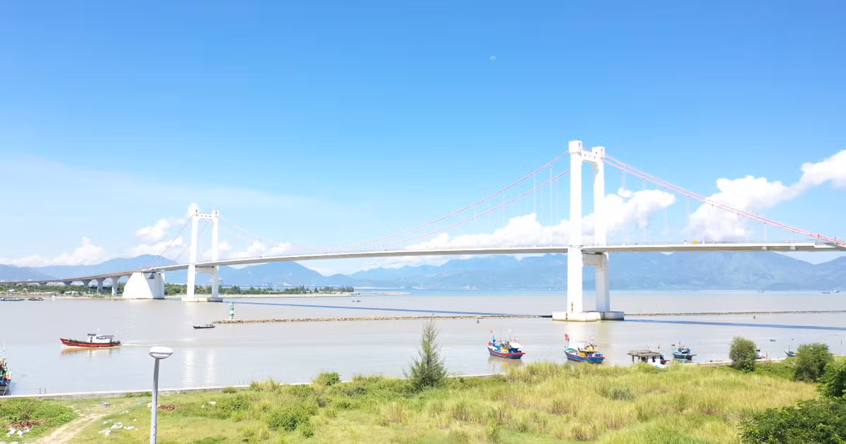 Cây cầu nằm ở vị trí đặc biệt, nơi con sông Hàn đổ ra biển tại cửa vịnh Đà Nẵng, nối liền hai tuyến đường ven biển Nguyễn Tất Thành và Hoàng Sa – Trường Sa, tạo thành hệ thống tuyến giao thông liên hoàn ven biển từ hầm Hải Vân đến bán đảo Sơn Trà, qua cầu Mân Quang và nối liền với tuyến du lịch Sơn Trà – Hội An.