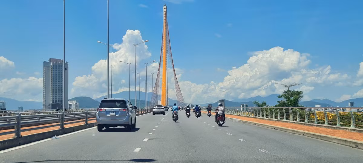 Với trụ dây văng nghiêng tạo dáng cầu đẹp và lạ mắt, trụ tháp đơn nghiêng cao 145 mét và dây văng đa mặt phẳng, phần dây phía Tây bố trí xoắn không gian như cánh buồm căng gió.