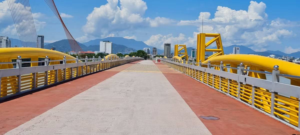 Cầu Nguyễn Văn Trỗi được nâng cấp trở thành cầu đi bộ và được giới trẻ lựa chọn là điểm ngắm thành phố và check in mới nổi của Đà Nẵng.