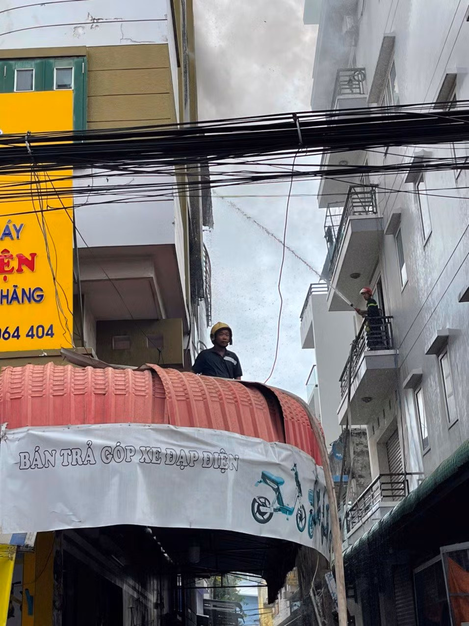 Do lửa bốc cháy trên tầng 4 nên lực lượng chức năng gặp khó khăn trong việc phun nước lên cao để chữa cháy.