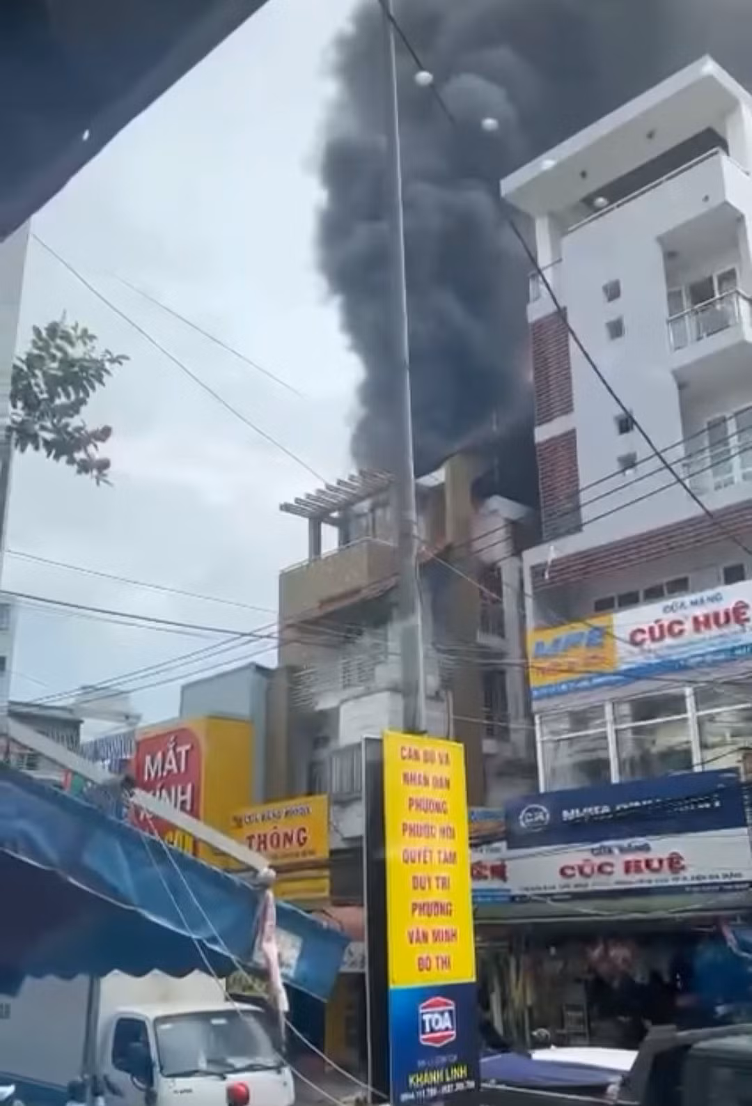 Đám cháy đã tạo ra khói lớn bao phủ cả một vùng