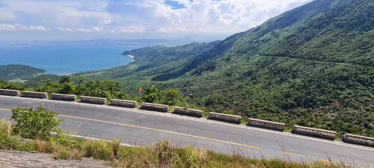 Nổi tiếng với độ nguy hiểm nhất của cả nước, đèo Hải Vân là một trong những địa điểm được yêu thích dành cho những ai thích mạo hiểm và muốn chinh phục.