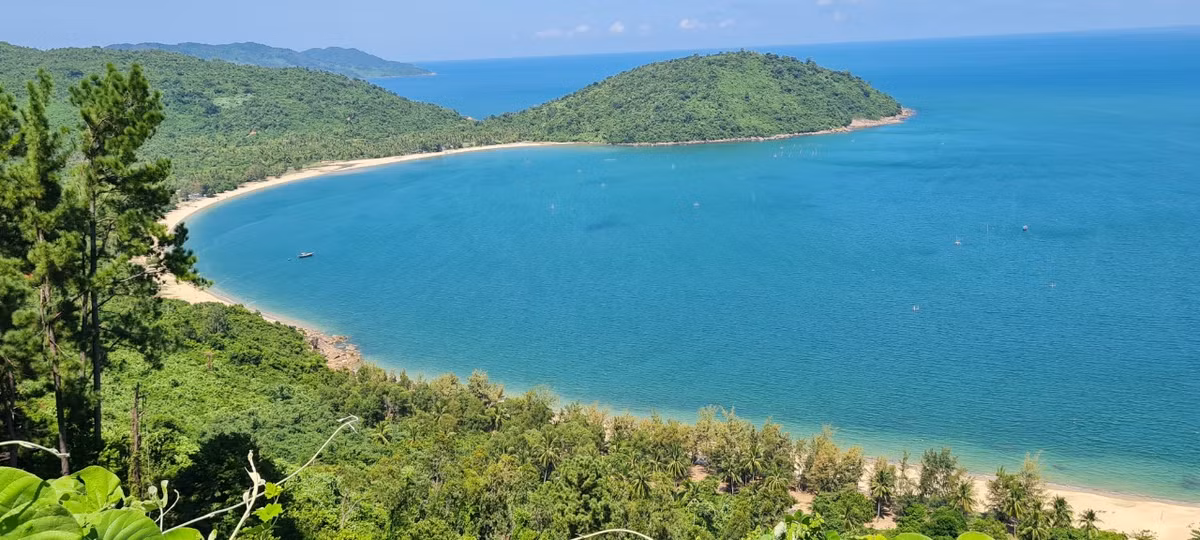 Xa xa là Làng Vân, một ngôi làng nhỏ nằm nép dưới chân đèo Hải Vân, biệt lập với thành phố Đà Nẵng.