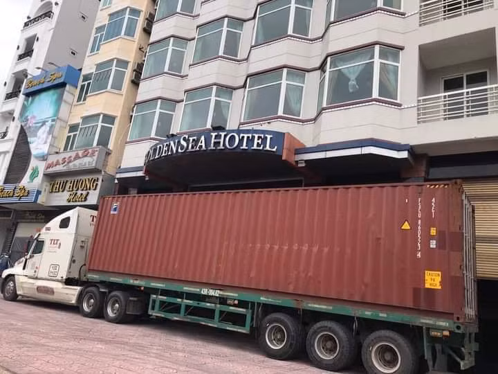 Cách chống bão tốn kém này được nhiều người đánh giá là hiệu quả đối với cửa kính.