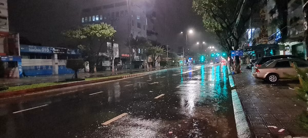 Đường phố Đà Nẵng không một bóng người sau lệnh cấm đường của chính quyền thành phố, trước khi bão số 4 đổ bộ. Tất cả đã giúp cho cơn bão Noru đi qua với thiệt hại được giảm thiểu. >>> Mời độc giả xem thêm video Sau cơn bão số 2 - Talas | Mưa lớn làm nhiều điểm ngập lụt ở Hà Nội: 